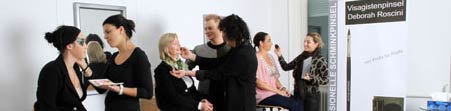 Bild Seminarteilnehmerinnen und Deborah Roscini 